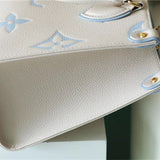  Minimalist tote bag carried on shoulder