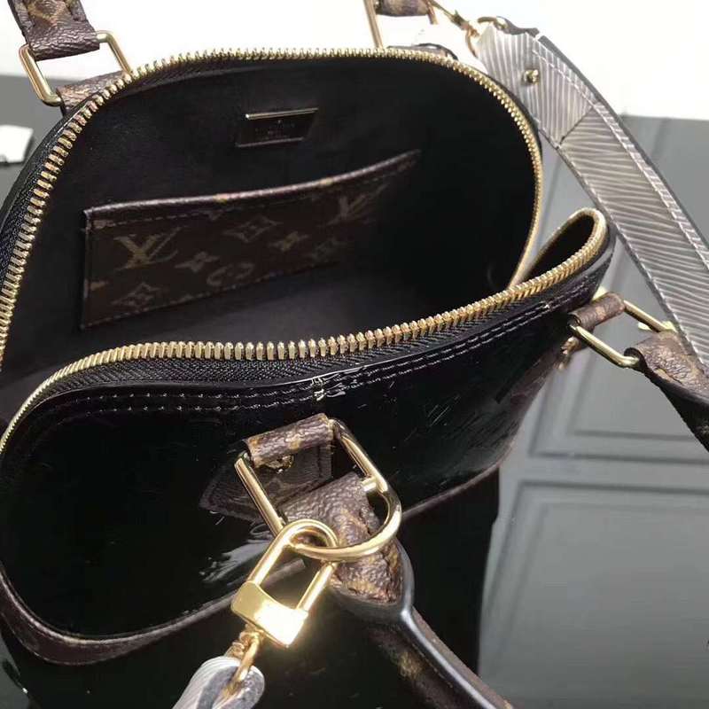 Handle and strap detail of everyday-luxe premium women's handbag – women's luxury handbag