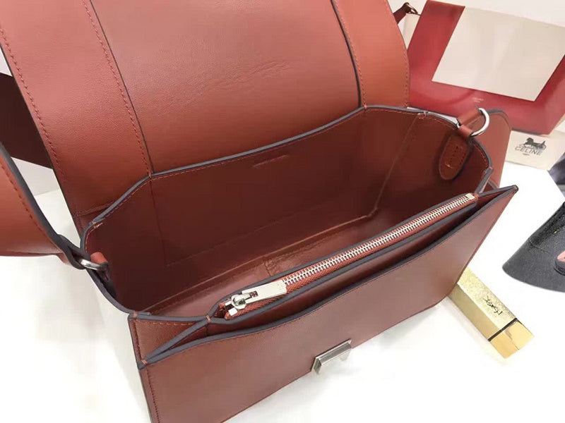 Side profile of premium modern women's handbag – women's luxury accessory