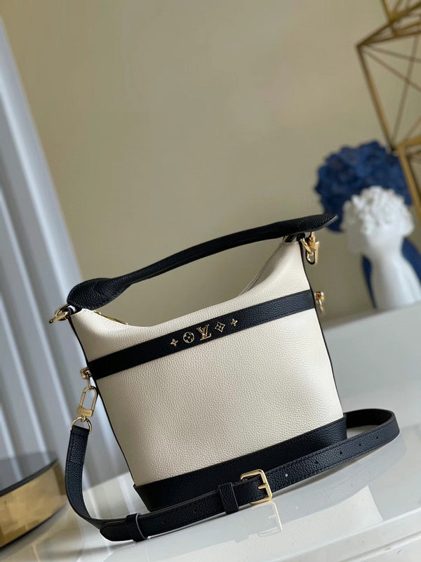 Front view of everyday-luxe modern women's handbag – women's luxury accessory