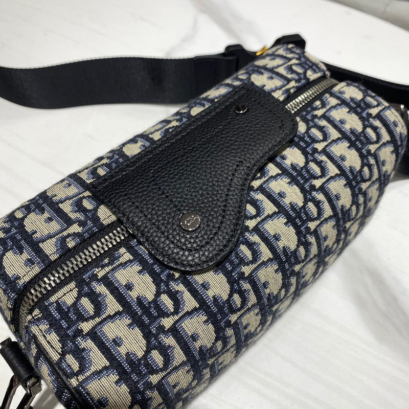 Handle and strap detail of everyday-luxe polished women's handbag – women's luxury handbag