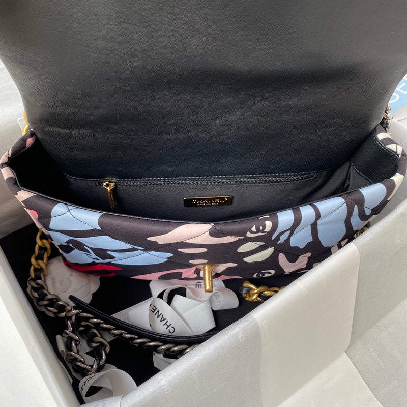  spacious purse view 6