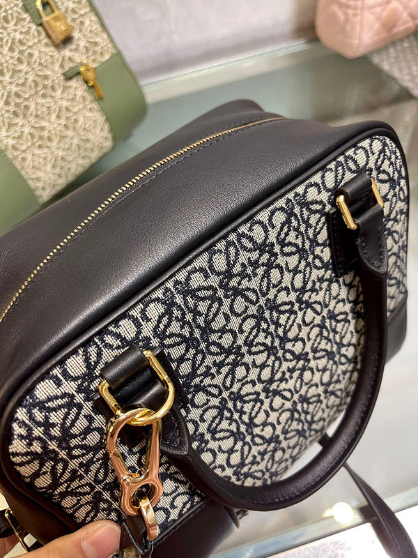 Ziva's Charm handbag – product shot (20cm*11cm*18cm)