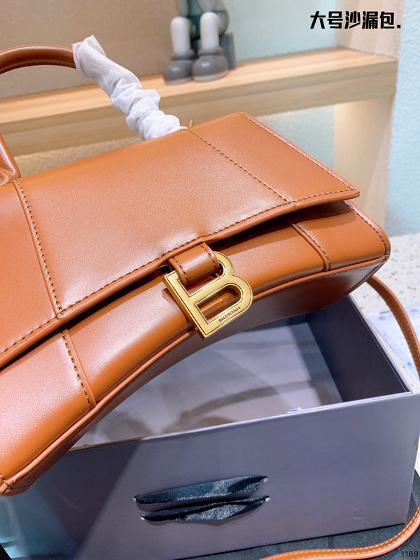 Ziva's Charm handbag – carry view (one versatile size)