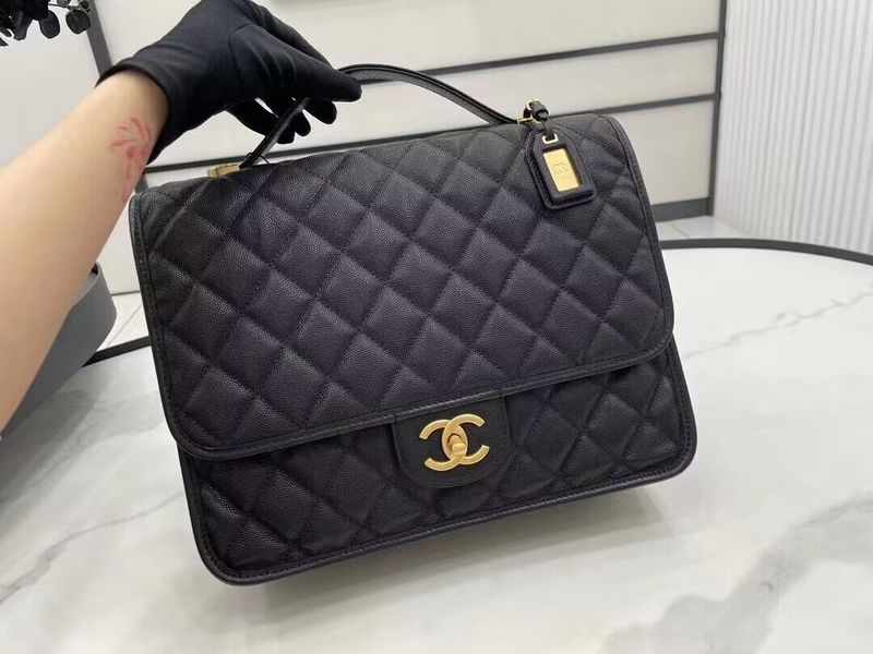  women's handbag, spacious design, view 3