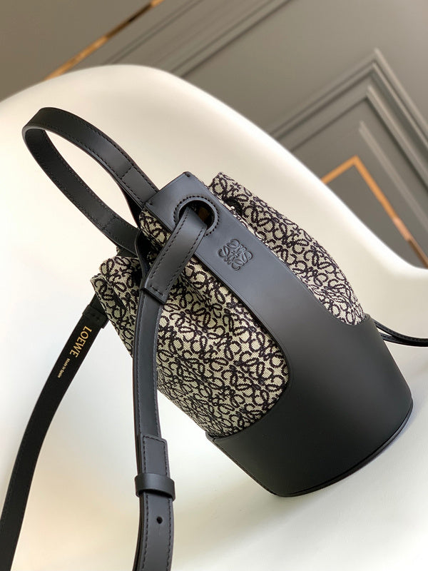 Ziva's Charm handbag – detail view (18cm*13cm*25cm)