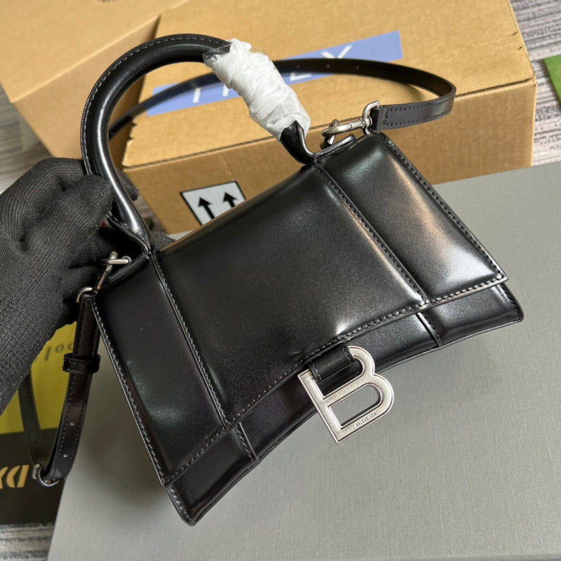Front view of signature chic women's handbag – women's everyday handbag
