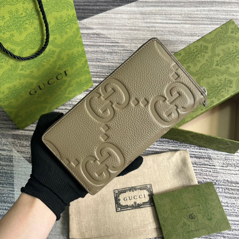 Handle and strap detail of chic statement women's handbag – women's everyday handbag