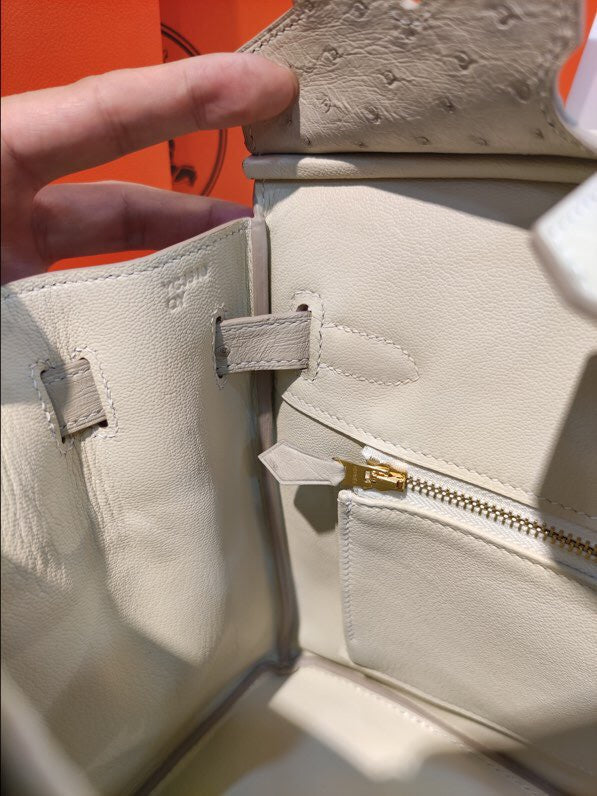  shoulder bag interior and compartment view 9