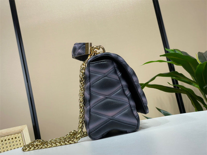 Refined tote bag front view 7