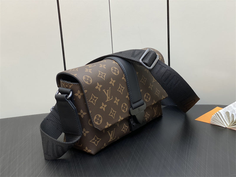  Everyday carryall bag carried on shoulder 22