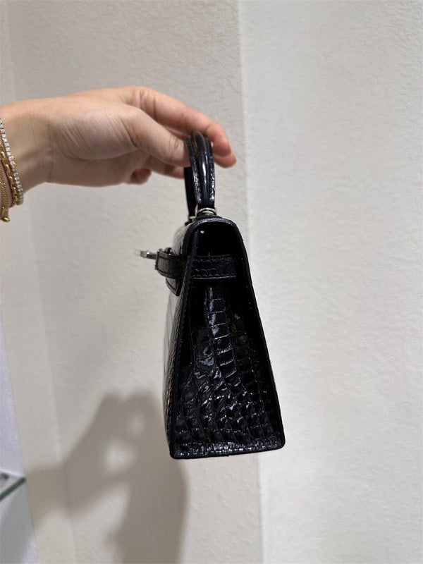  minimalist everyday bag detail view showing craftsmanship 20
