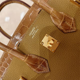  minimalist carryall bag styled with outfit 12