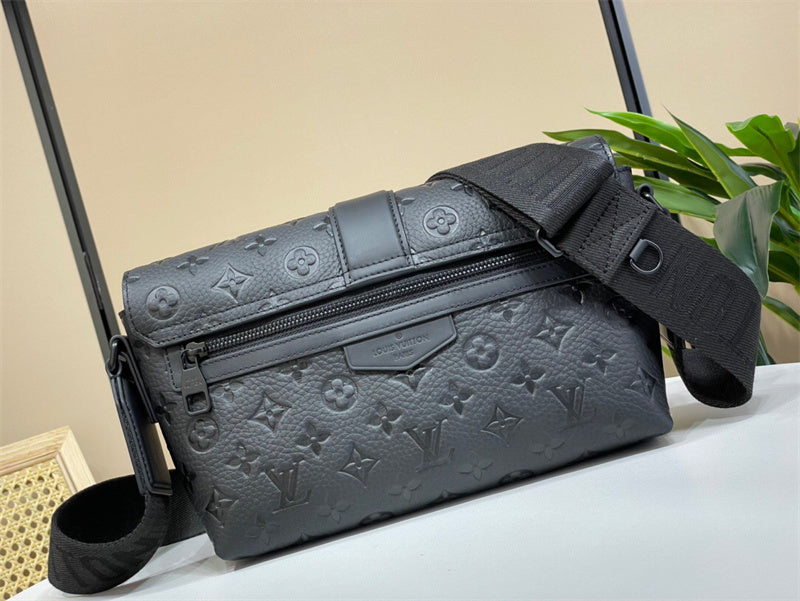  Refined top-handle bag carried on shoulder