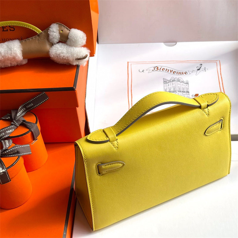  essential shoulder bag styled with outfit 54
