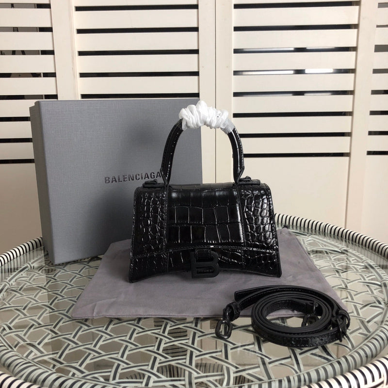 Close-up detail of statement everyday-luxe women's handbag – women's premium purse