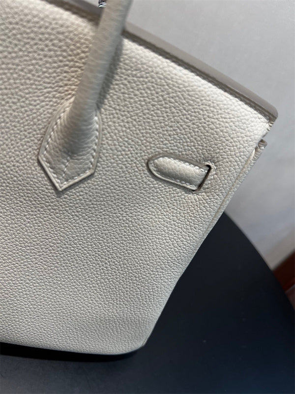 handbag interior and compartment view