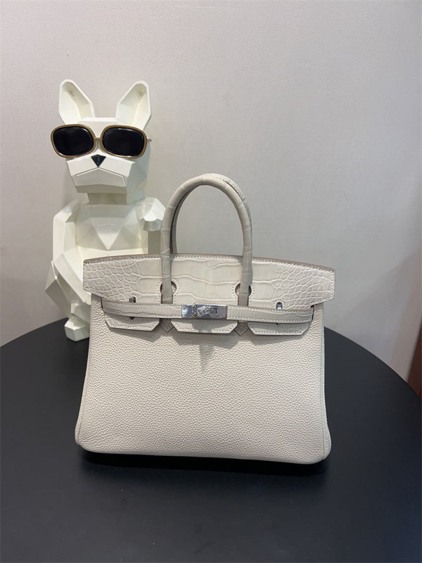  timeless everyday bag styled with outfit