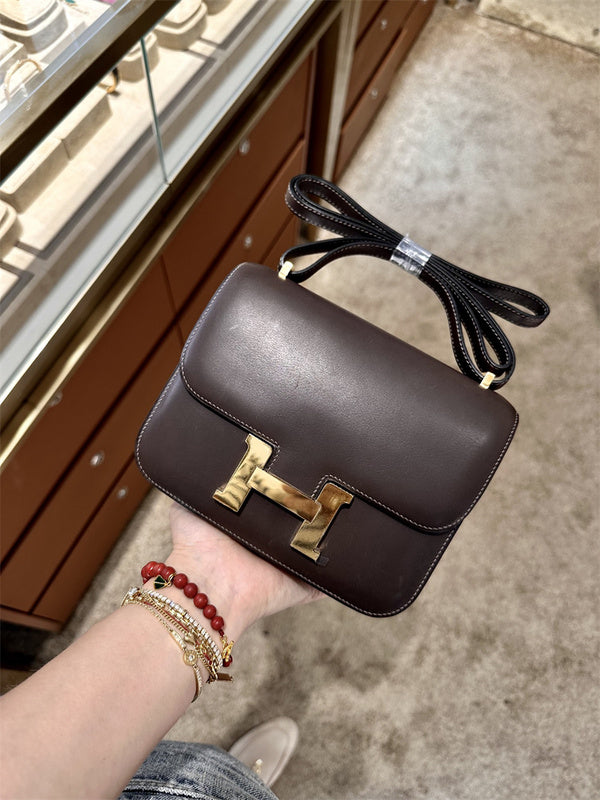  chic satchel detail view showing craftsmanship 20