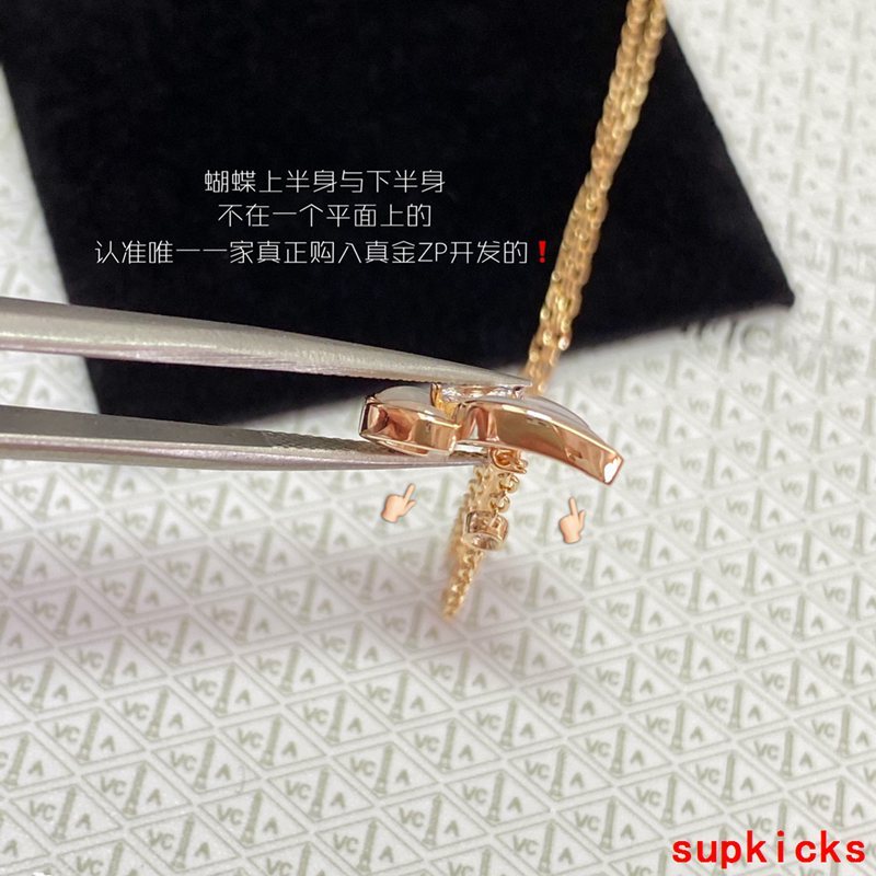 Full view of Van Cleef & Arpels unisex jewelry piece