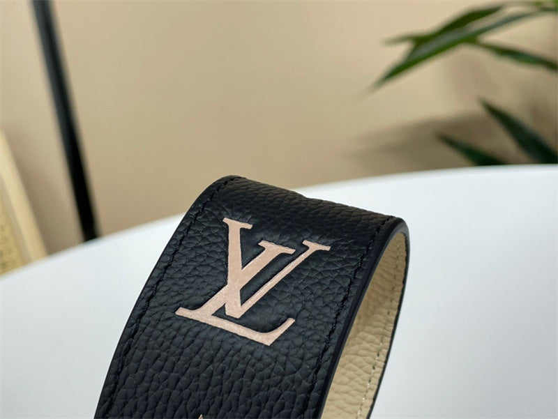  Timeless shoulder bag carried on shoulder