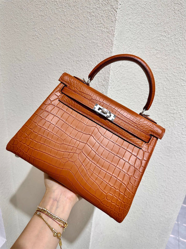  Refined satchel carried on shoulder 10