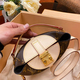  Versatile tote bag carried on shoulder
