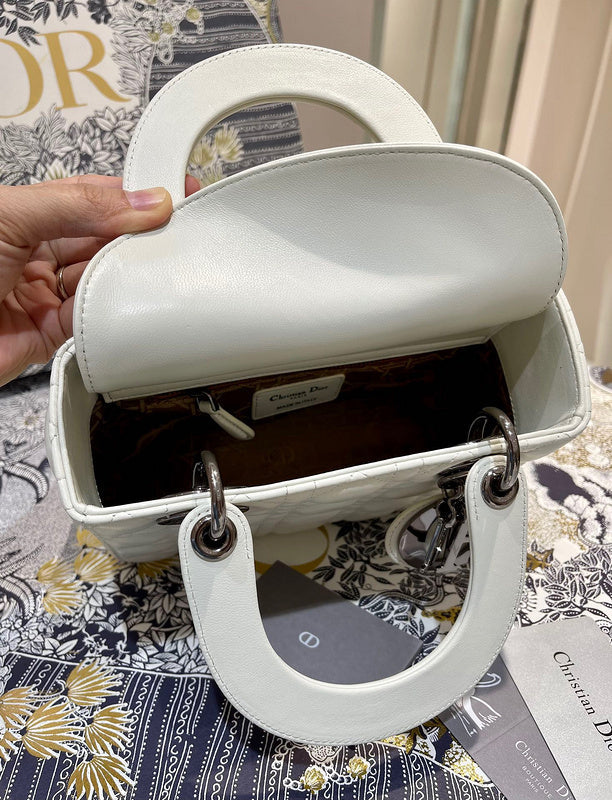 Side profile of premium chic women's handbag – women's designer-style accessory