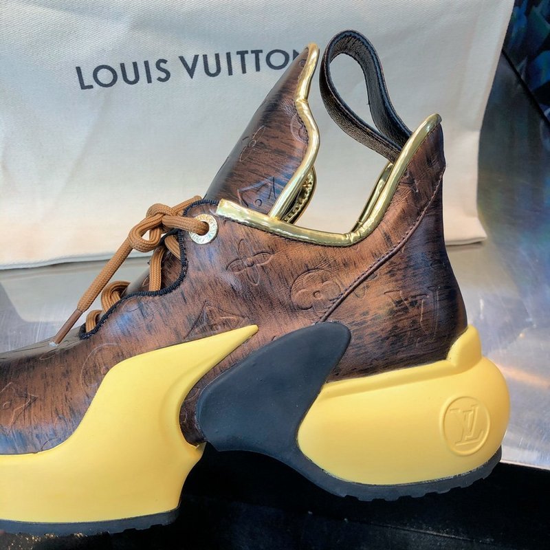 Texture and finish detail of Louis Vuitton luxury piece style No.142