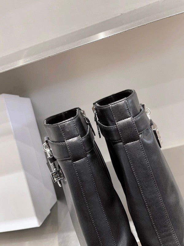 Givenchy shoes Style 168 - close-up of bold signature style