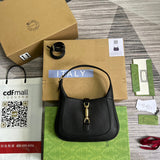 Side profile of modern premium women's handbag – women's designer-style accessory