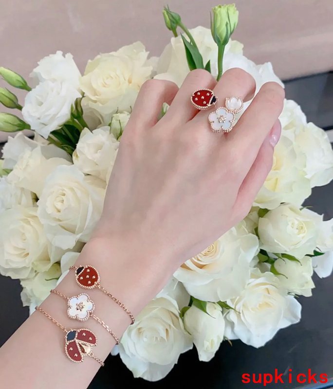 Side view of Van Cleef & Arpels unisex jewelry piece