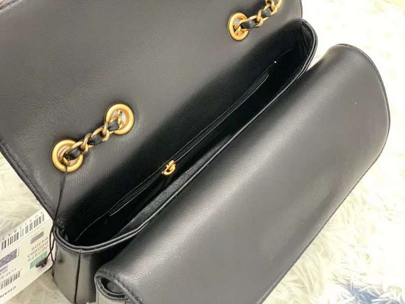 Zivas Charm Modern Minimalist Look Luxury Handbag (Premium Everyday Carry) – Lifestyle Shot