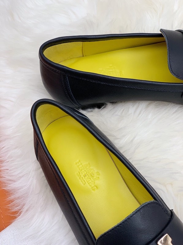 Hermès Tan Pointed-Toe Stiletto Heels - Detail Shot of Craftsmanship