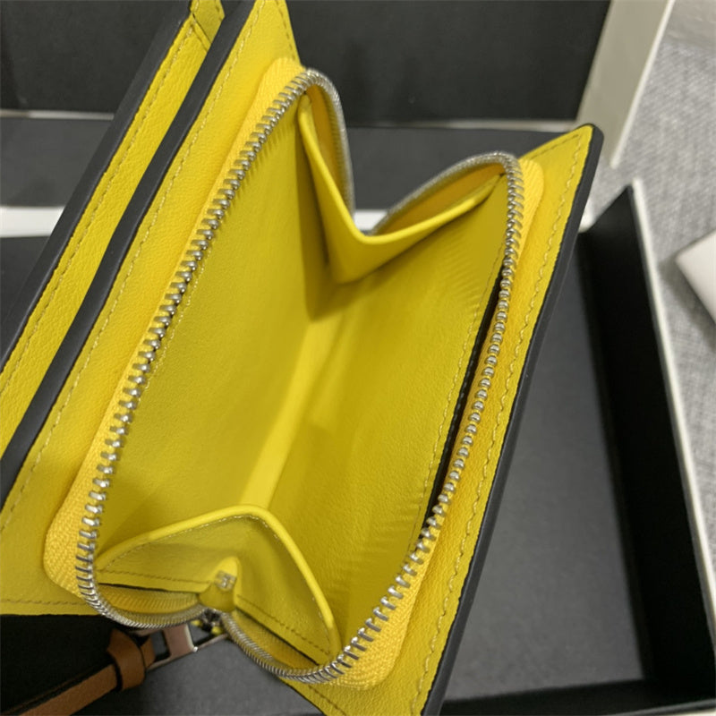 Ziva's Charm handbag – close-up view (Standard Size)