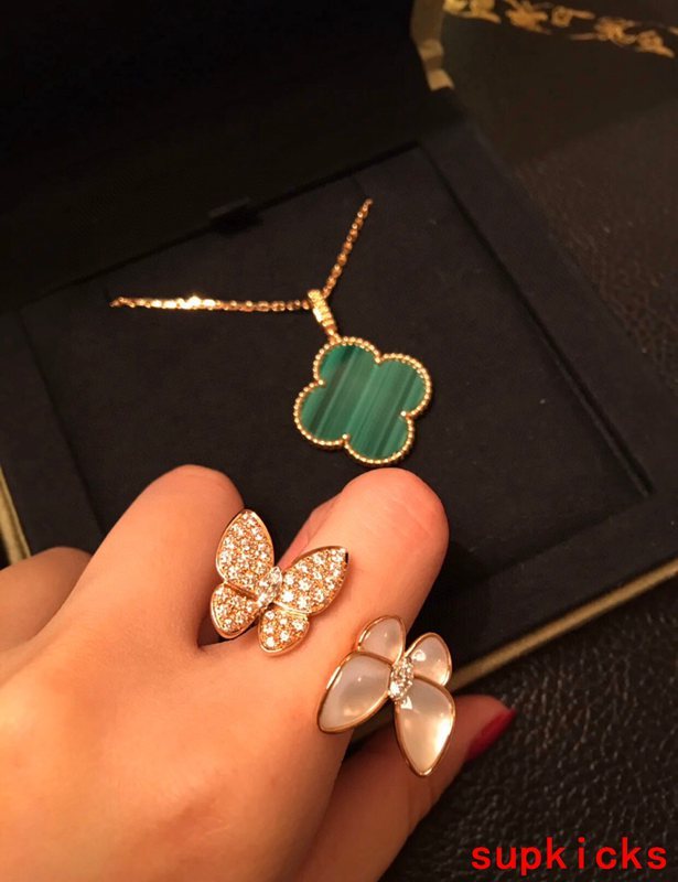 Front view of Van Cleef & Arpels unisex jewelry piece