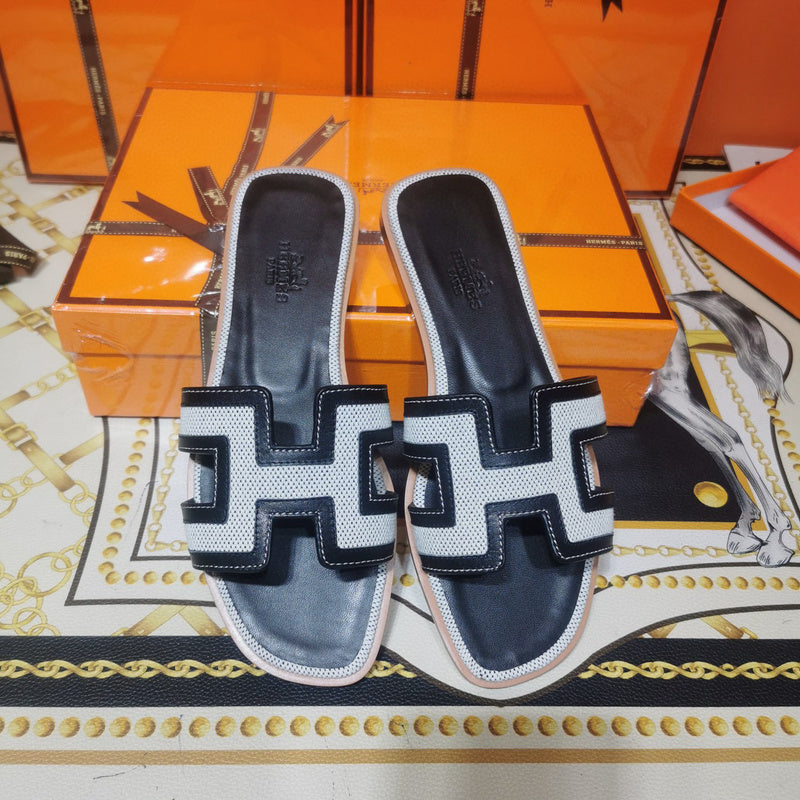 Hermès Camel Ankle Strap Sandals - Sole Detail View