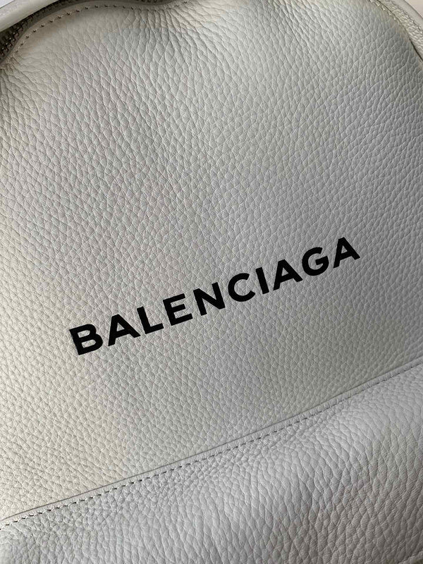 Classic Vegan Leather Handbag - Understated Luxury Look | Women's Luxury Handbag #159 - close-up detail shot (image 3) of designer-inspired handbag