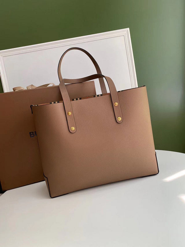 Ziva's Charm handbag – product shot (one versatile size)