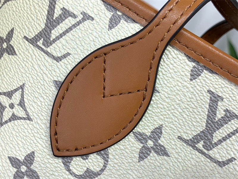  Streamlined carryall bag carried on shoulder