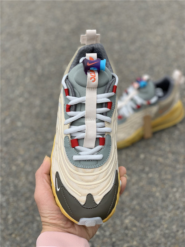 Nike Men's & Women's Luxury Low-Top Trainers — Style 021 angle view