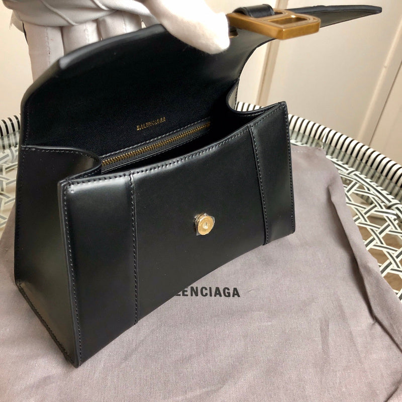 Front view of structured classic women's handbag – women's everyday handbag