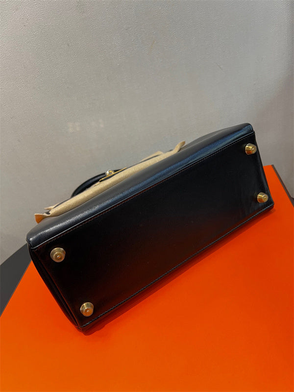  tote bag interior and compartment view 9