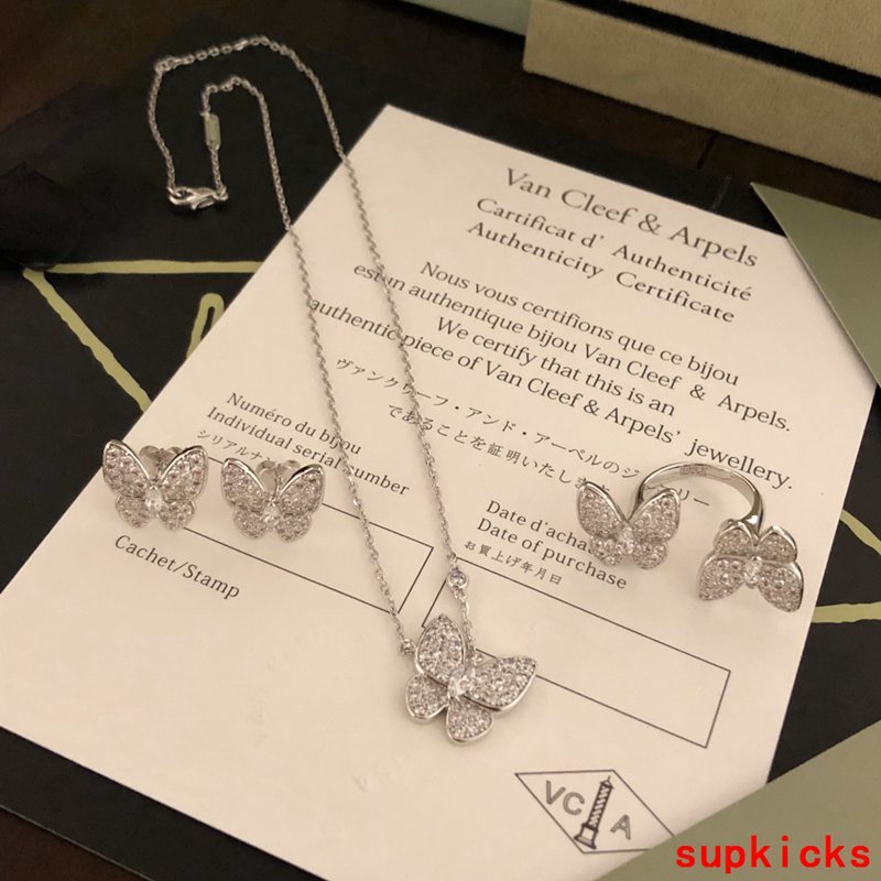 Front view of Van Cleef & Arpels unisex jewelry piece