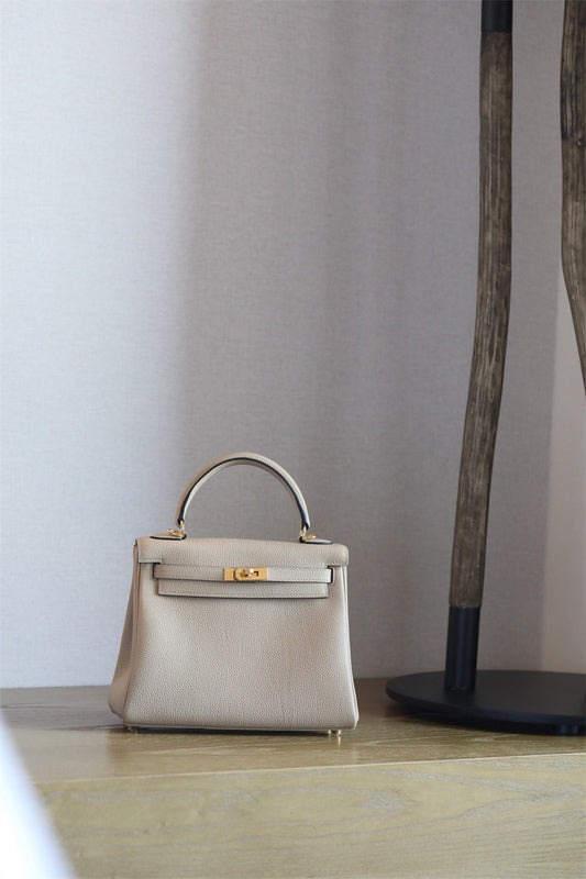 Streamlined handbag styled for everyday wear