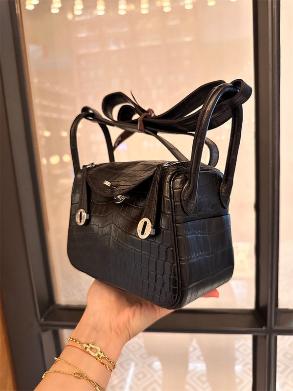  everyday structured bag detail view showing craftsmanship 14