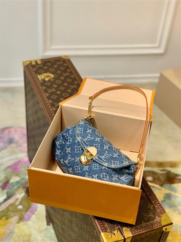  satchel interior and compartment view