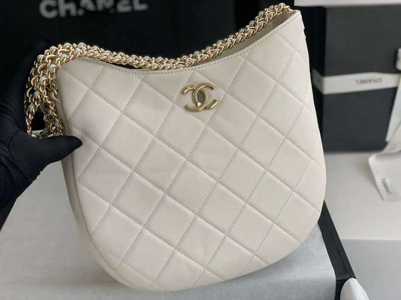 Zivas Charm Signature Style Luxury Handbag (Everyday Luxury Essential) – Detail View