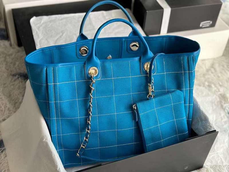Zivas Charm Effortless Elegance Luxury Handbag (Elevated Accessory Essential) – Close-Up Detail
