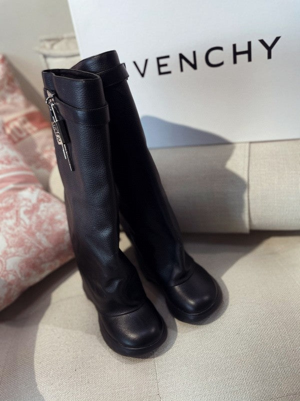 Givenchy shoes Style 173 - logo and branding close-up